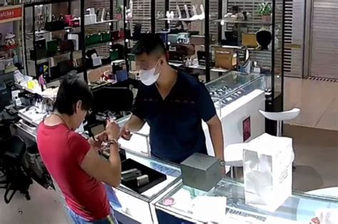 Man tries to sell AP watch, ends up apologising to shop owner 